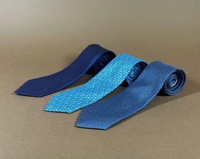 HERMÈS Paris
Réunion de trois cravates en...