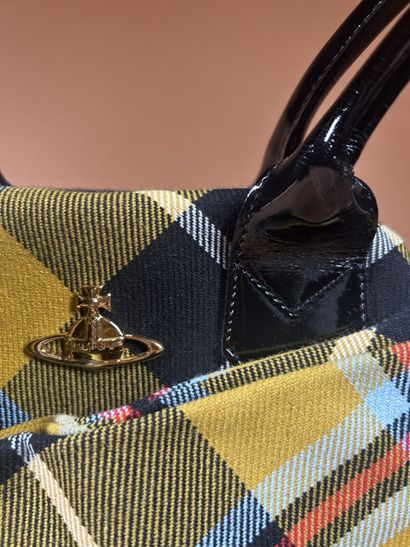 VIVIENNE WESTWOOD 
Sac en drap tartan ciel/jaune/rouge/noir...