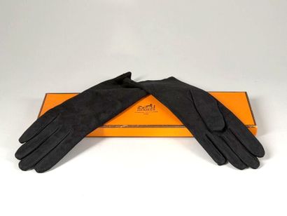 HERMÈS Paris. 
Paire de gants mi-longs en...