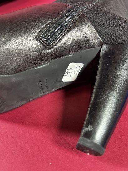PRADA
Paire de bottes en cuir noir et renylon...