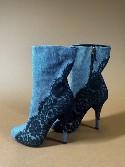 DOLCE GABBANA 
Paire de bottines en denim...