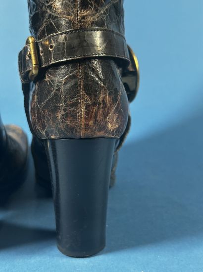 DOLCE GABBANA 
Paire de bottes en cuir vieilli...