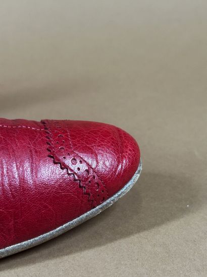 BALENCIAGA 
Paire de bottines en cuir rouge...