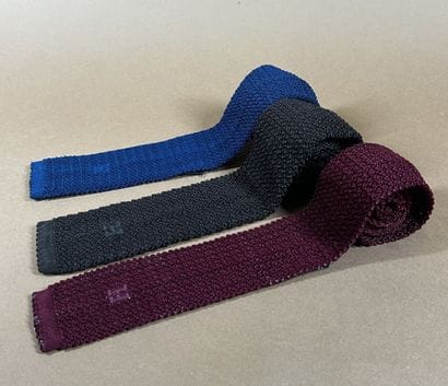 HERMÈS Paris
Réunion de trois cravates en...