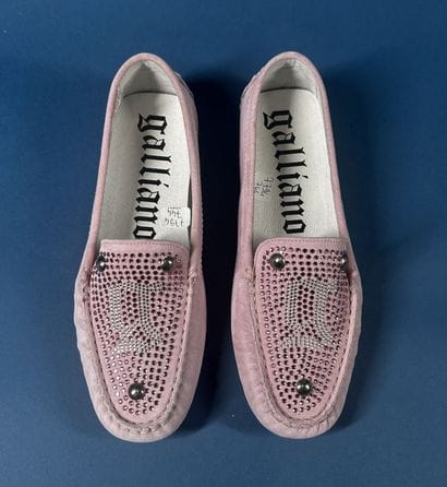 GALLIANO
Paire de mocassins en daim rose,...