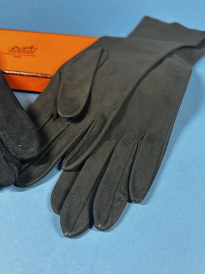 HERMÈS Paris. 
Paire de gants mi-longs en...