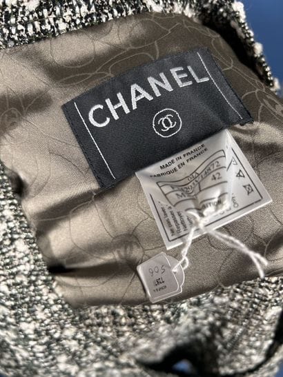 CHANEL AUTOMNE 2004
Veste en tweed viscose...
