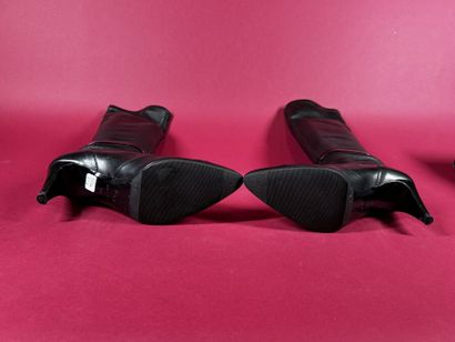 CHANEL 
Paire de bottes en cuir noir, bout...