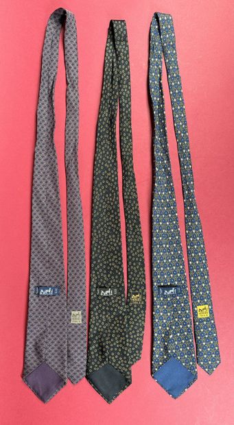 HERMÈS Paris
Réunion de trois cravates en...