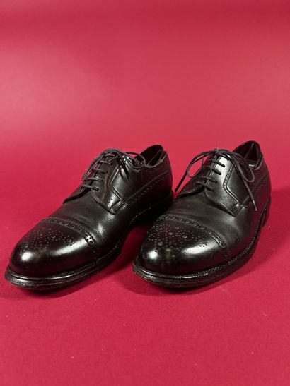 J. M. WESTON 
Deux paires de derby homme...