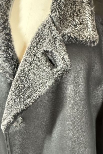 LANVIN 
Manteau homme en peau lainé noir...