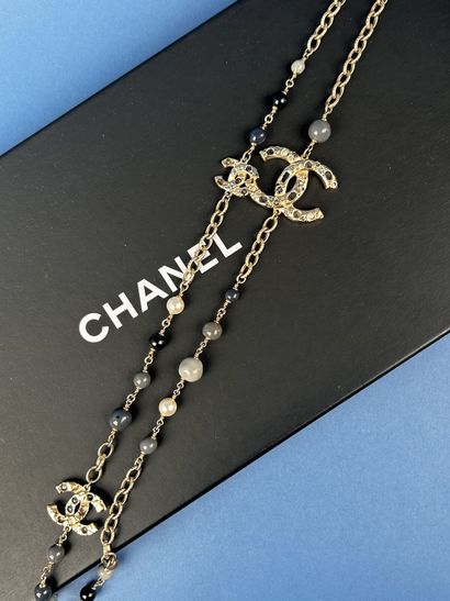 CHANEL 
Sautoir à anneaux en métal doré martelés...