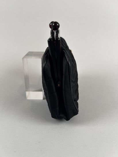 CHANEL 
Petit sac du soir bourse en satin...
