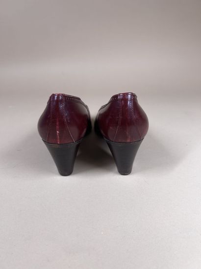CÉLINE 
Paire d'escarpins en cuir bordeaux,...