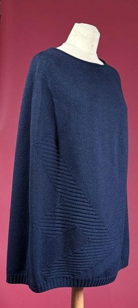 FENDI 
Cape en laine marine légèrement chinée...