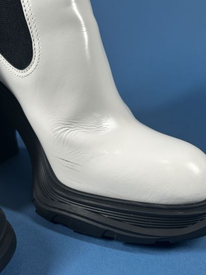 ALEXANDER McQUEEN 
Paire de boots en cuir...