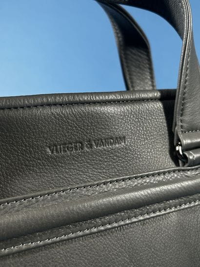 VLIEGER & VANDAM 
Serviette en cuir gris...