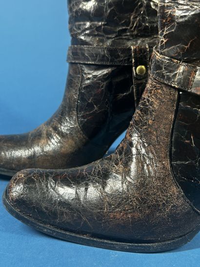 DOLCE GABBANA 
Paire de bottes en cuir vieilli...