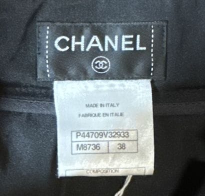 CHANEL 
Pantalon en velours bleu électrique...