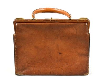 HERMÈS Paris
Sac en cuir beige, fermoir poussoir...