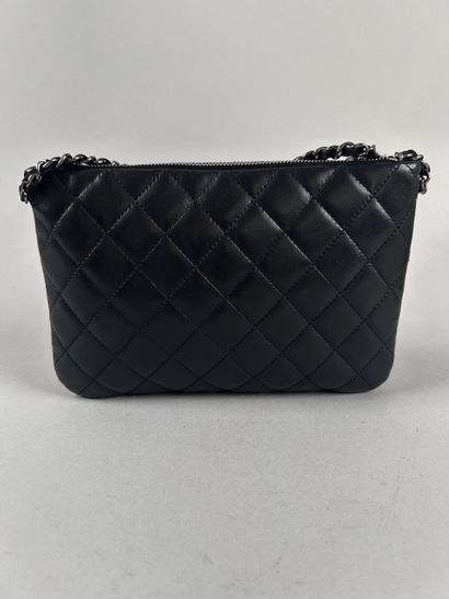 CHANEL 
Petit sac pochette à deux compartiments,...
