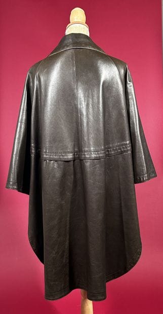 CÉLINE
Cape poncho en cuir marron doublé...