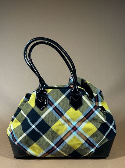 VIVIENNE WESTWOOD 
Sac en drap tartan ciel/jaune/rouge/noir...