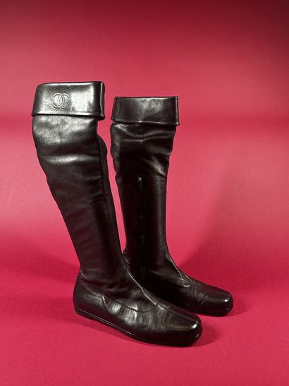 CHANEL Identification
Paire de bottes plates...