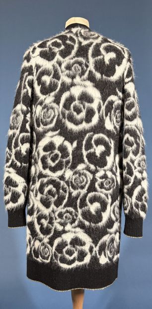 CHANEL 
Twinset en alpaga marbré camélia...