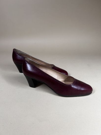 CÉLINE 
Paire d'escarpins en cuir bordeaux,...