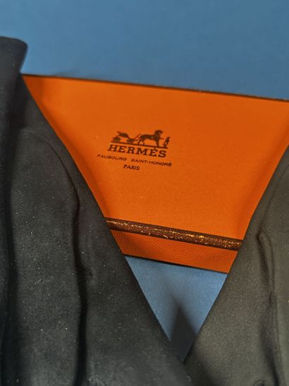 HERMÈS Paris. 
Paire de gants mi-longs en...