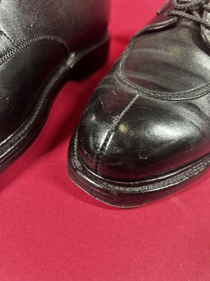 J. M. WESTON 
Deux paires de derby en cuir...
