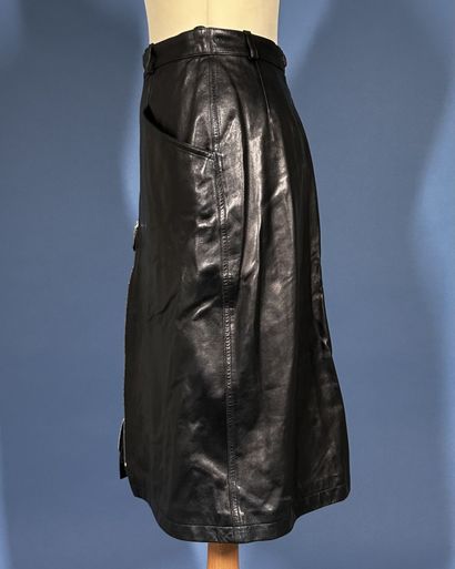 HERMÈS Paris
Jupe au genou en cuir noir,...