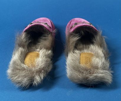 GUCCI
Paire de mules Princetown en velours...