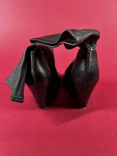 RICK OWENS 
Paire de bottines en cuir noir...