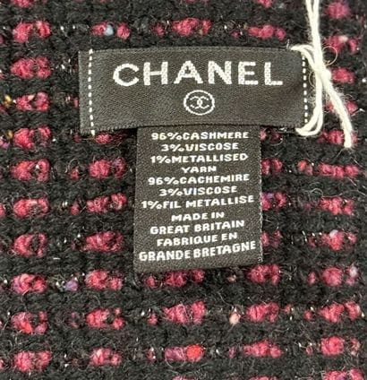 CHANEL
Écharpe en tweed cachemire noir, framboise...