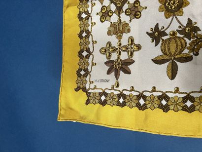 HERMÈS Paris 
Carré en twill de soie imprimée...