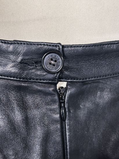 HERMÈS Paris
Jupe au genou en cuir noir,...
