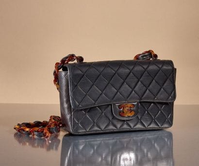 CHANEL 
Sac classique en cuir matelassé noir,...