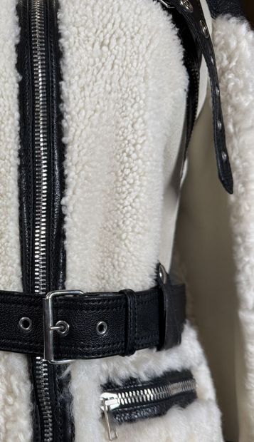 ALEXANDER McQUEEN
Manteau en peau lainée...
