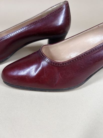 CÉLINE 
Paire d'escarpins en cuir bordeaux,...