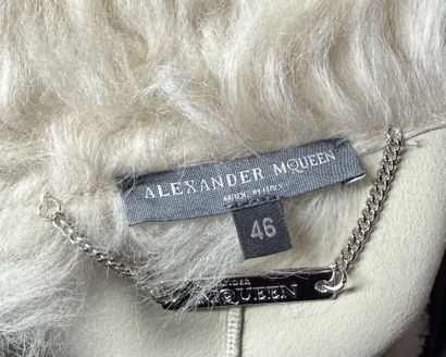 ALEXANDER McQUEEN
Manteau en peau lainée...