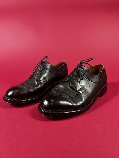 J. M. WESTON 
Deux paires de derby en cuir...