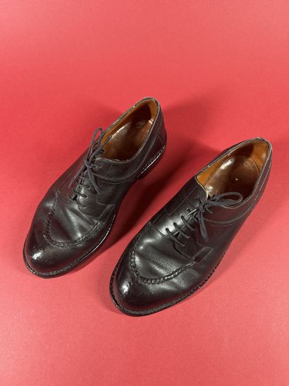 J. M. WESTON 
Deux paires de derby en cuir...