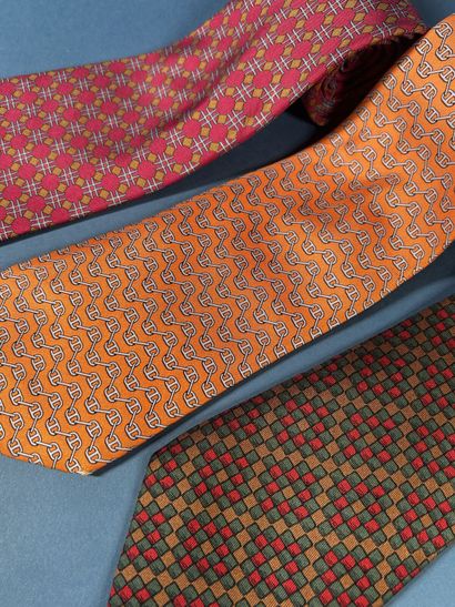 HERMÈS Paris
Réunion de trois cravates en...