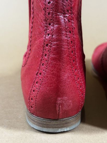 BALENCIAGA 
Paire de bottines en cuir rouge...