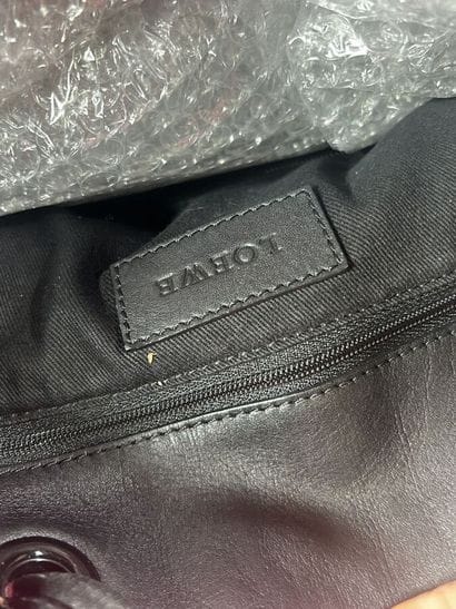 LOEWE 
Sac en cuir noir surpiqué du nom et...