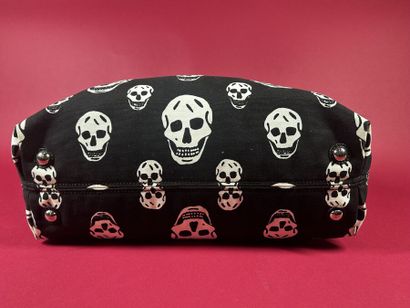 ALEXANDER McQUEEN 
Sac besace en toile noire...