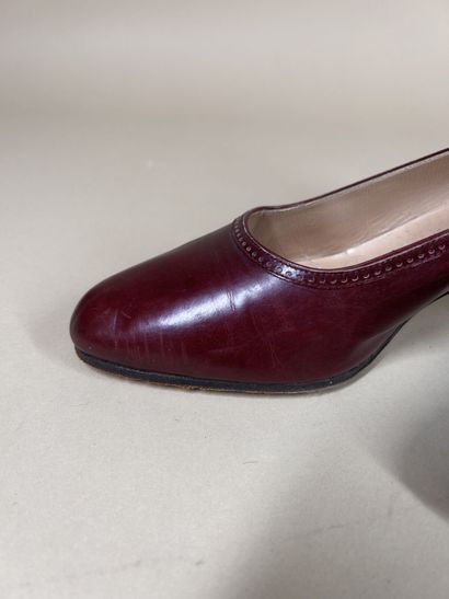 CÉLINE 
Paire d'escarpins en cuir bordeaux,...