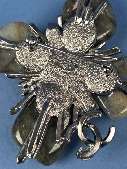 CHANEL 
Broche croix stylisée en métal argenté...